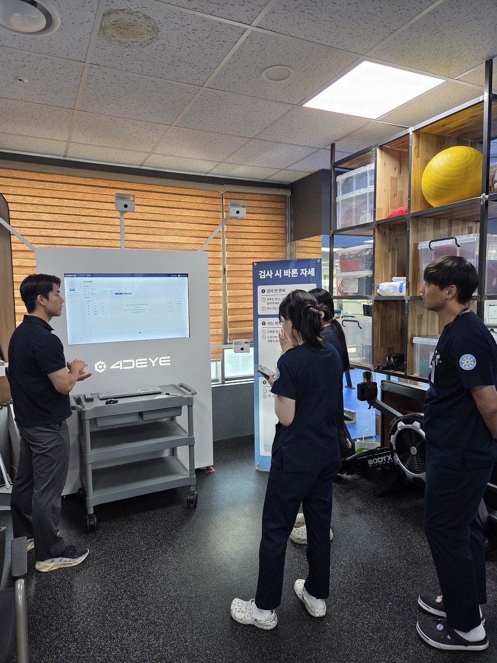 Clinical staff running 4DEYE in a hospital rehabilitation room
